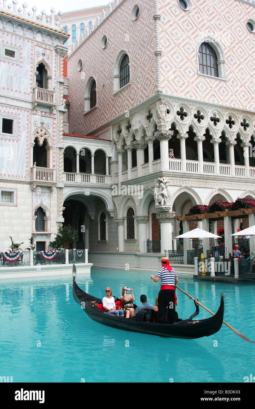 Un gondala rouler dans le canal au Venetian Resort. Banque D'Images