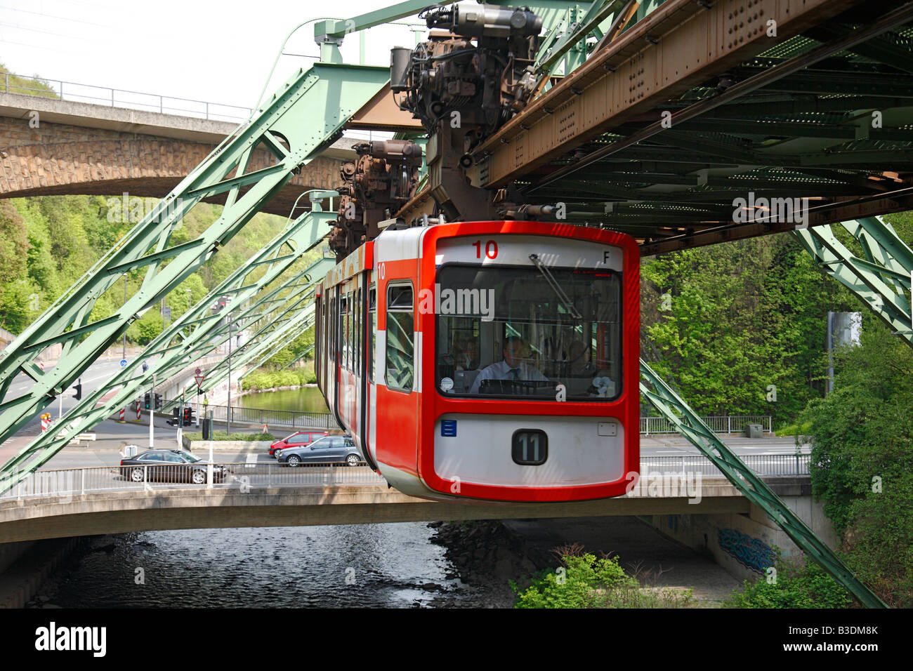 D-, Wuppertal Bergisches Land, Wupper, Rhénanie du Nord-Westphalie, Wuppertal-Sonnborn, suspension, arrêt de chemin de fer, zoo, stade, trafic, transport de passagers, le trafic local, le trafic urbain Banque D'Images