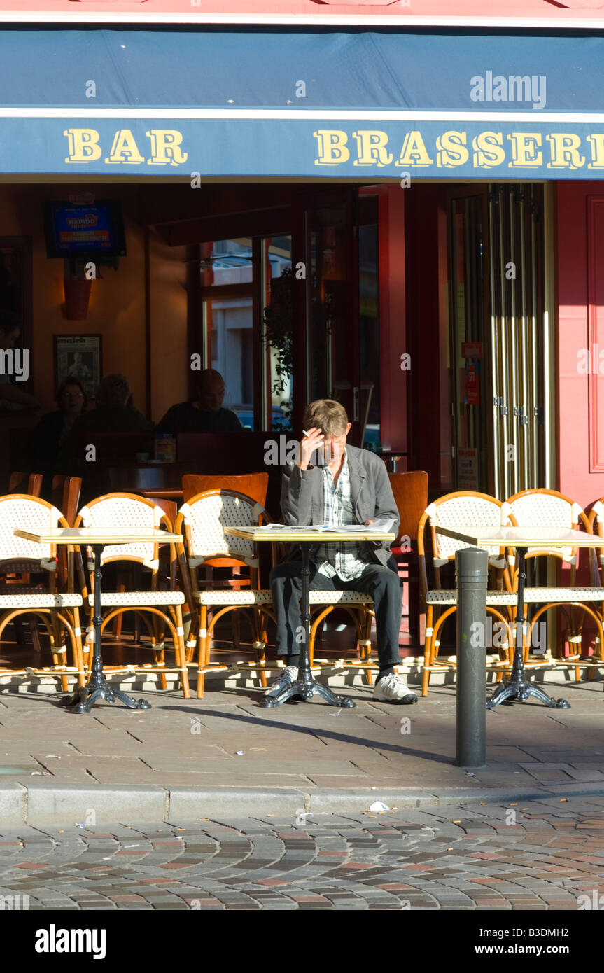 L'homme au café terrasse Pont Audemer Normandie France Banque D'Images