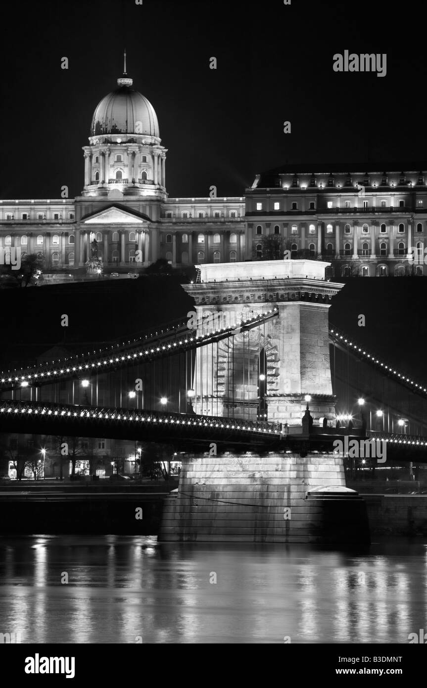 Pont des Chaînes sur le Danube avec palais du roi au-delà, l'UNESCO World Heritage Site, Budapest, Hongrie, Europe Banque D'Images