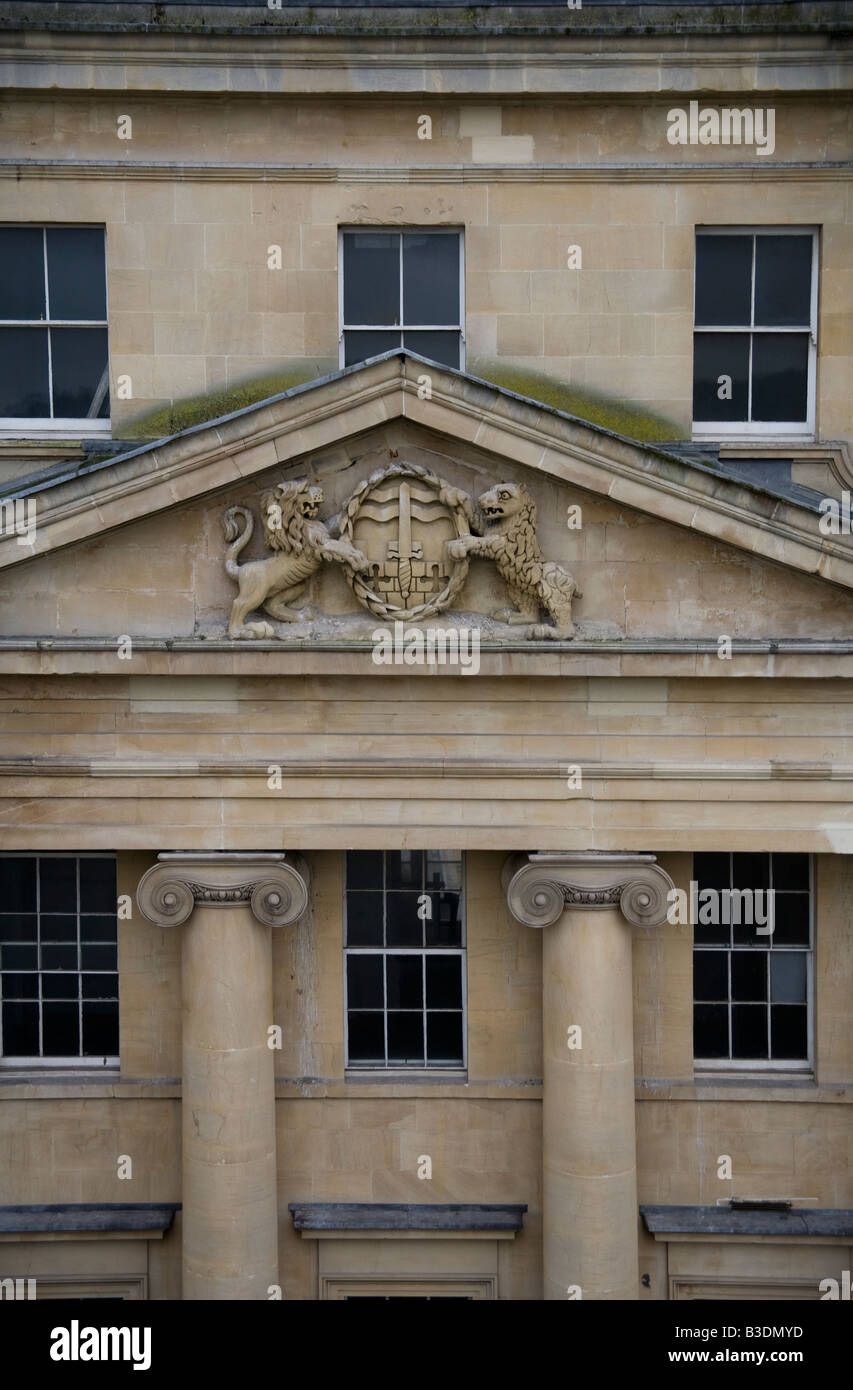 L'ordre iconique des colonnes avec des chapiteaux défile sous fronton sculpté. Banque D'Images