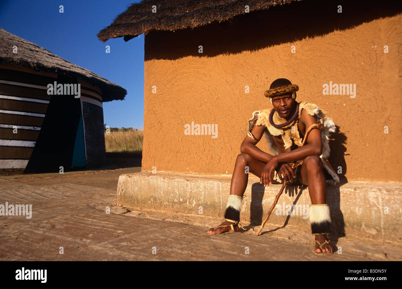 Tribu Ndebele en costume traditionnel des cabane de torchis extérieur, portrait, Afrique du Sud, l'Afrique Banque D'Images