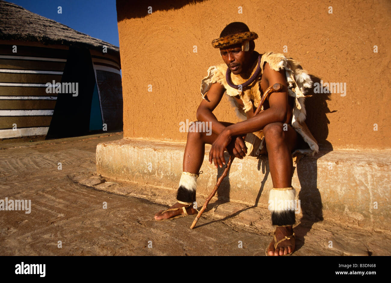 L'homme à l'extérieur de sa hutte Ndebele en Afrique du Sud. Banque D'Images