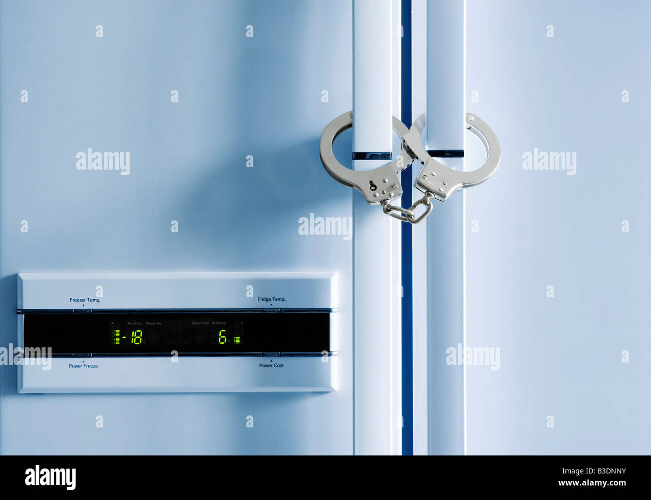 Réfrigérateur avec des menottes Banque D'Images