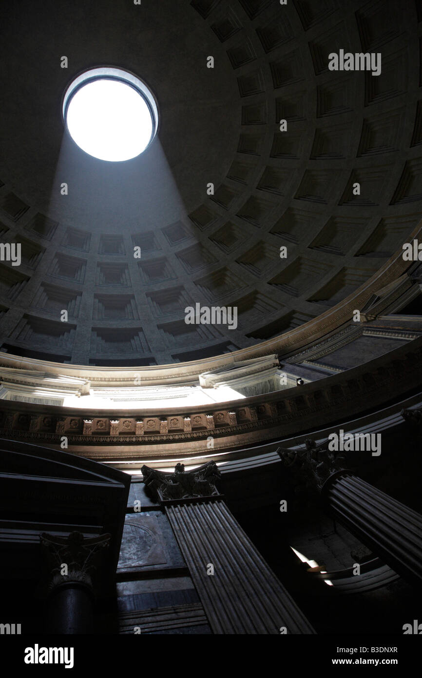 À la recherche jusqu'à le trou du toit de Pantheon Rome Banque D'Images