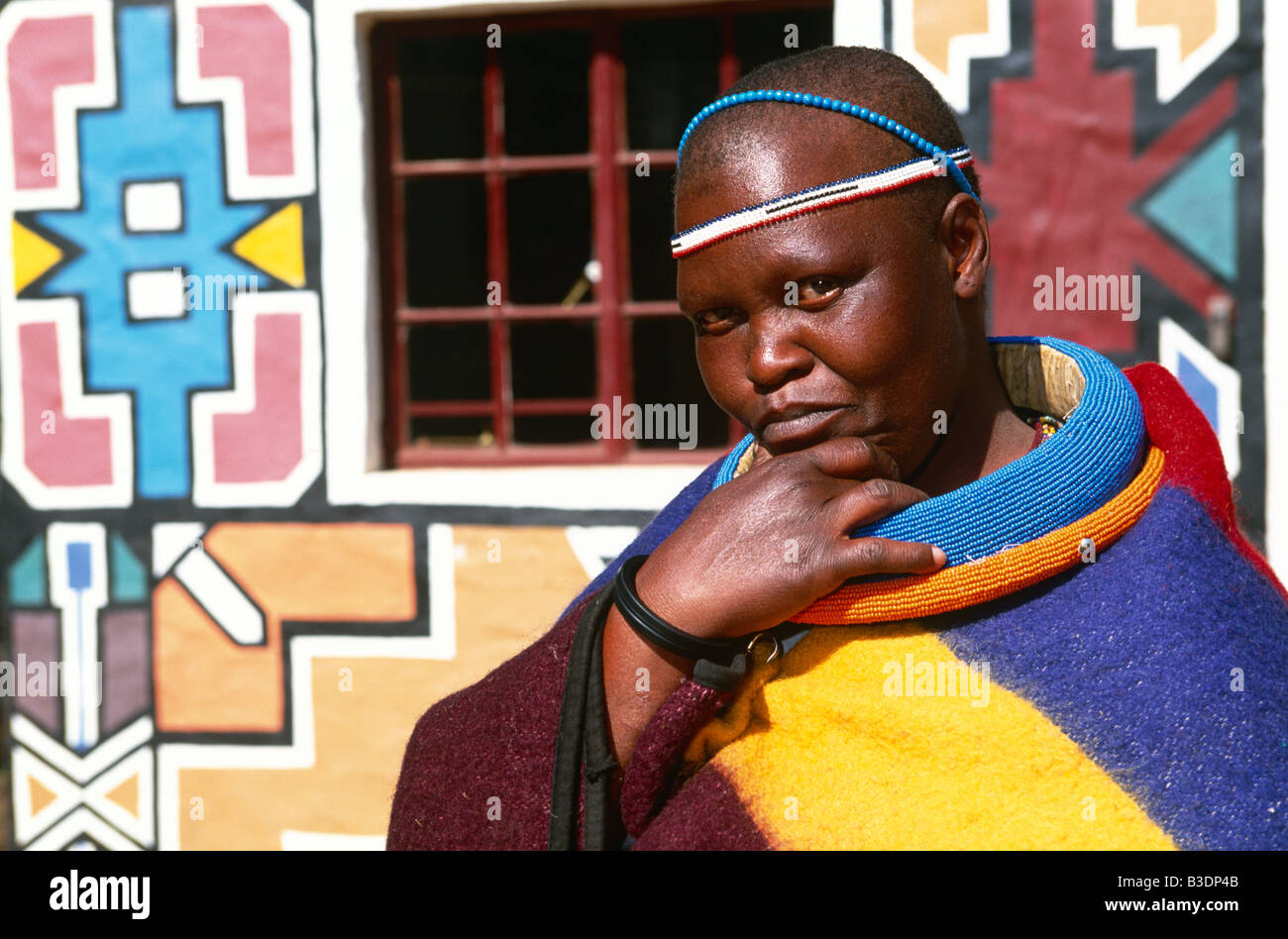 Ndebele tribeswoman portant une coiffe perles et costume traditionnel, portrait, Afrique du Sud, l'Afrique Banque D'Images