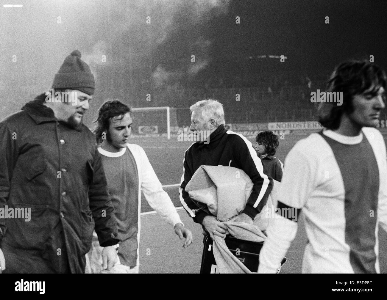 Football, match amical, 1972, Stade du Rhin à Düsseldorf, l'équipe choisie de Fortuna Düsseldorf et Borussia Moenchengladbach contre Ajax Amsterdam 1:1, joueurs de football, un f.l.t.r. tuteur Ajax, Johan Neeskens (Ajax), entraîneur Stefan Kovacs (Ajax), Sjaak Banque D'Images