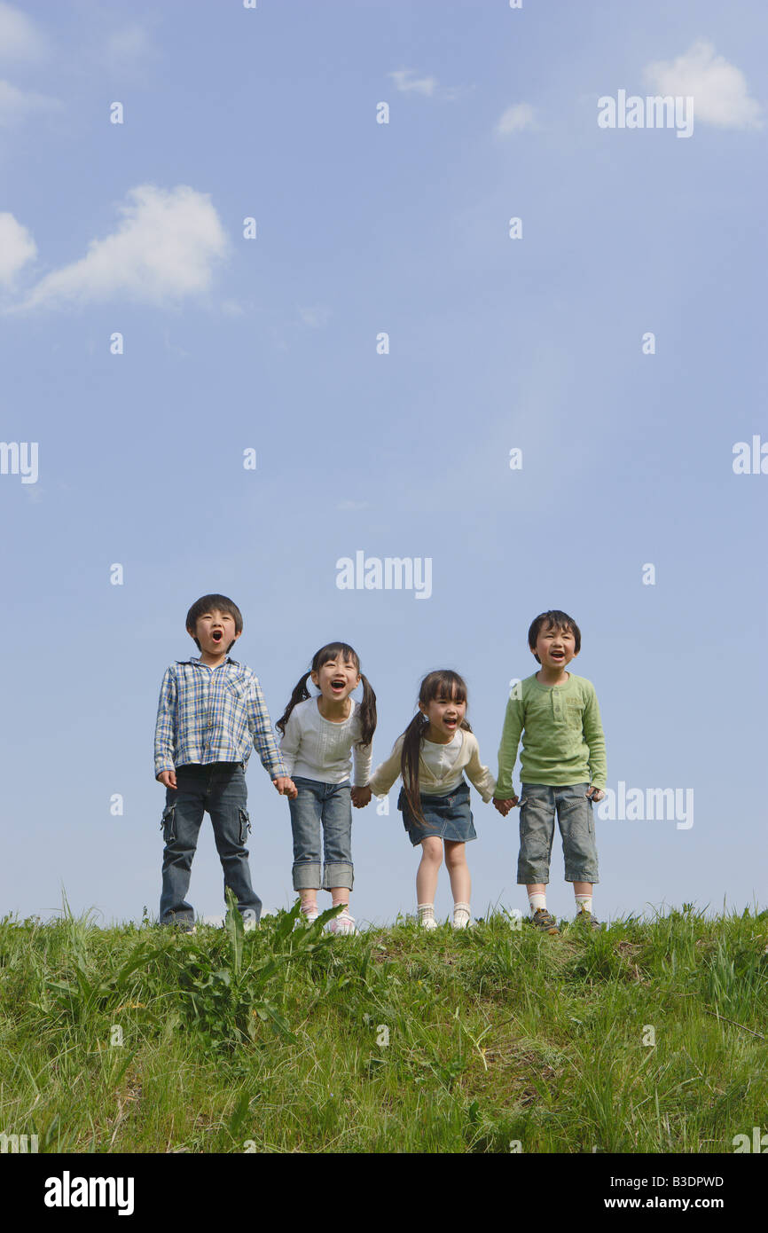 Les enfants debout dans une ligne et hurler ensemble Banque D'Images