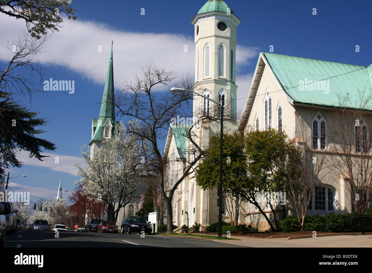L'église et de l'Hôtel de ville de clochers sur la princesse Anne Street de Fredericksburg, Virginia Banque D'Images
