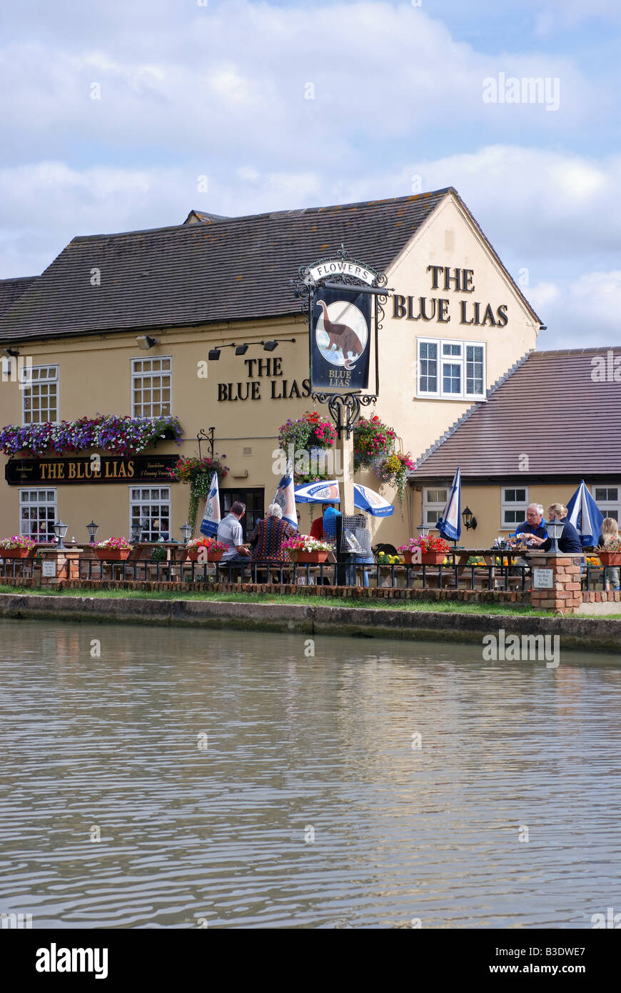 Le Lias bleu pub par Grand Union Canal long Itchington Warwickshire Angleterre UK Banque D'Images