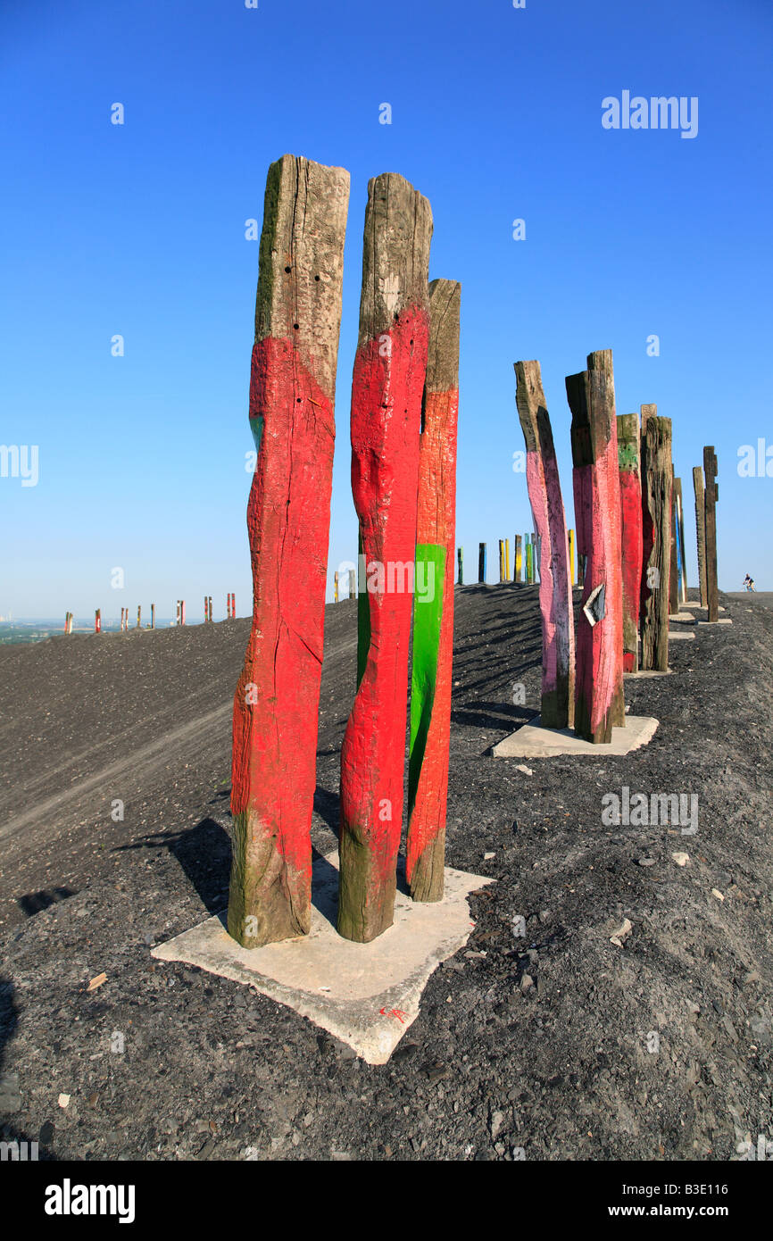 D-Bottrop, Ruhr, Rhénanie du Nord-Westphalie, Bottrop-Fuhlenbrock, terril Haniel, vue, plateau, haut du crassier, objet d'art 'Totems' construit à partir de traverses de chemin de fer par le peintre et sculpteur Agustin Ibarrola, IBA, projet International Building Ex Banque D'Images