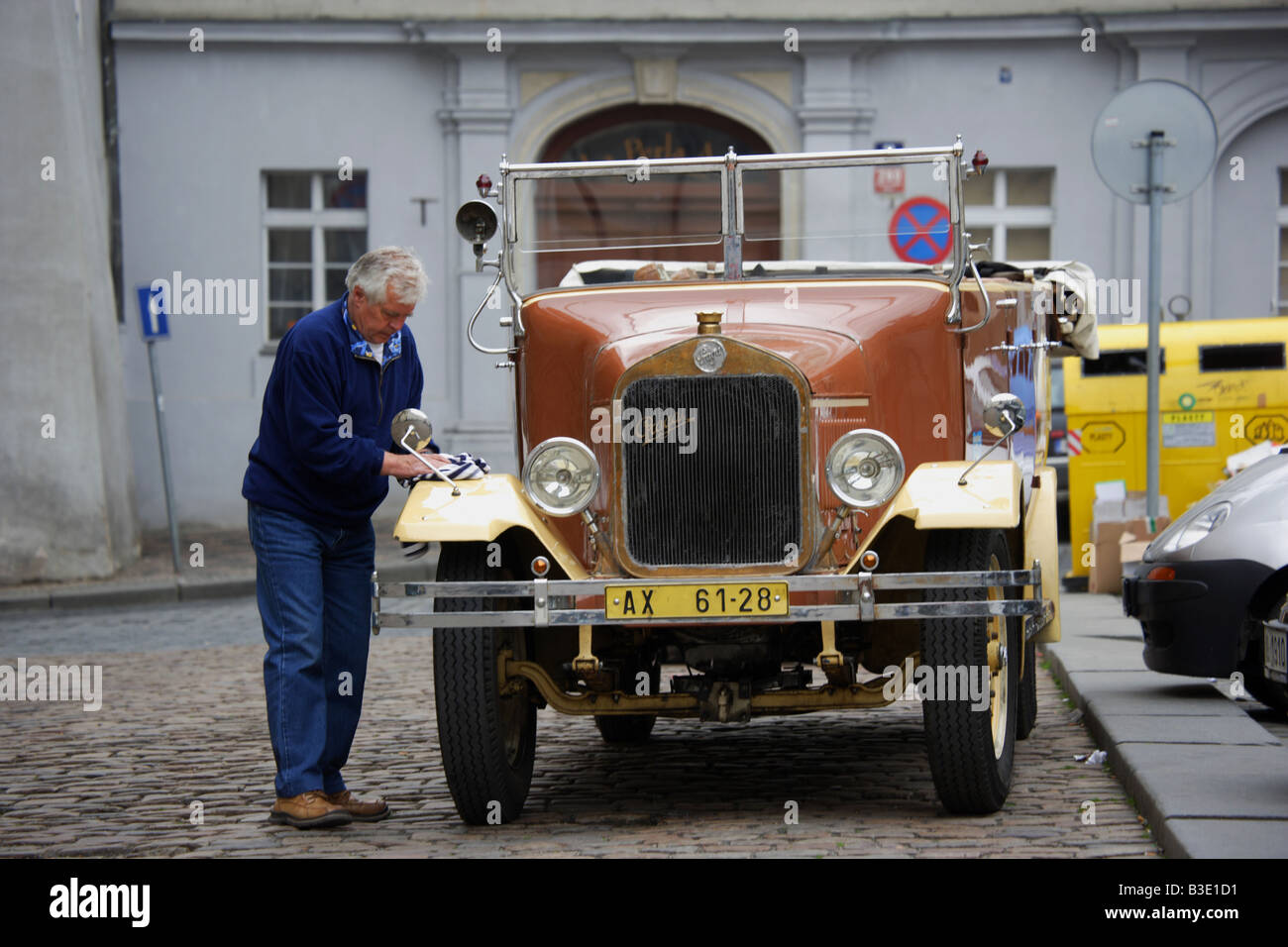 Un guide des produits à polir son vintage automobile utilisée pour des visites guidées dans le petit quartier de Prague République Tchèque Banque D'Images