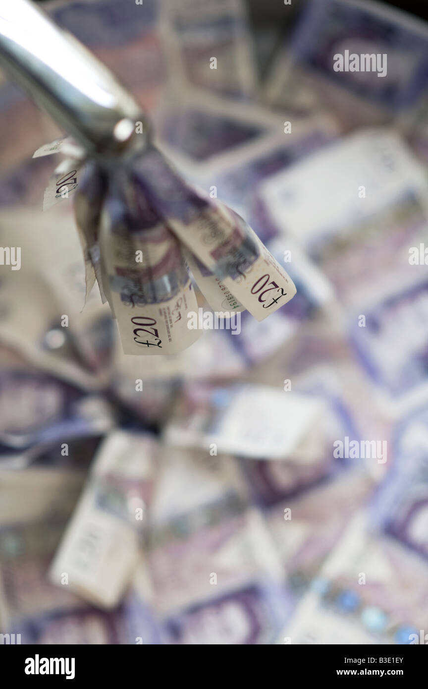 Verser l'argent en bas du drain concept Banque D'Images