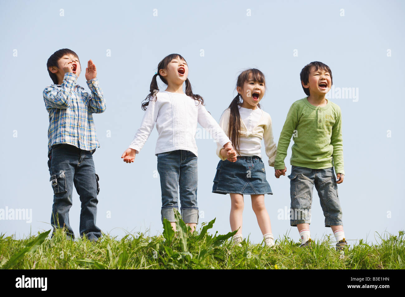 Les enfants debout dans une ligne et hurler ensemble Banque D'Images