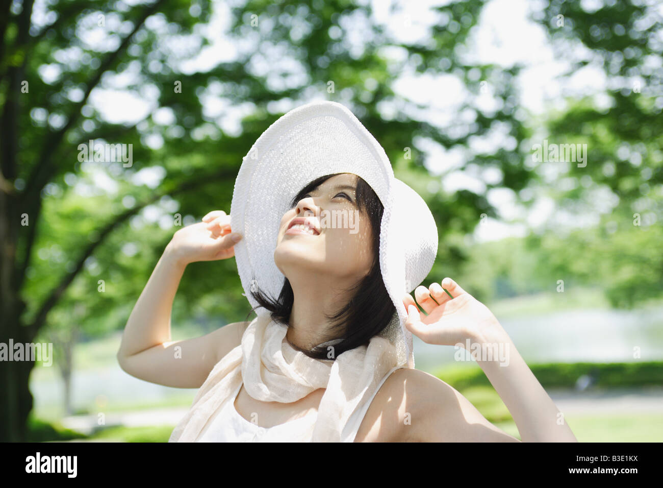 Une jeune femme à la recherche de sky Banque D'Images