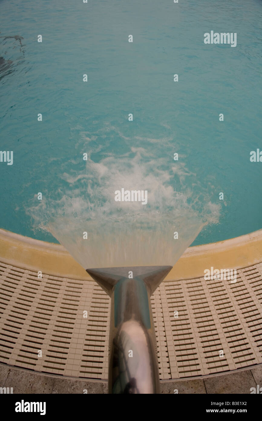 Fontaine d'eau jaillissante du robinet dans une piscine. Banque D'Images