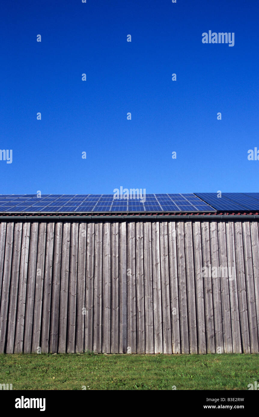 Allemagne, Bavière, cellules solaires sur grange en bois Banque D'Images
