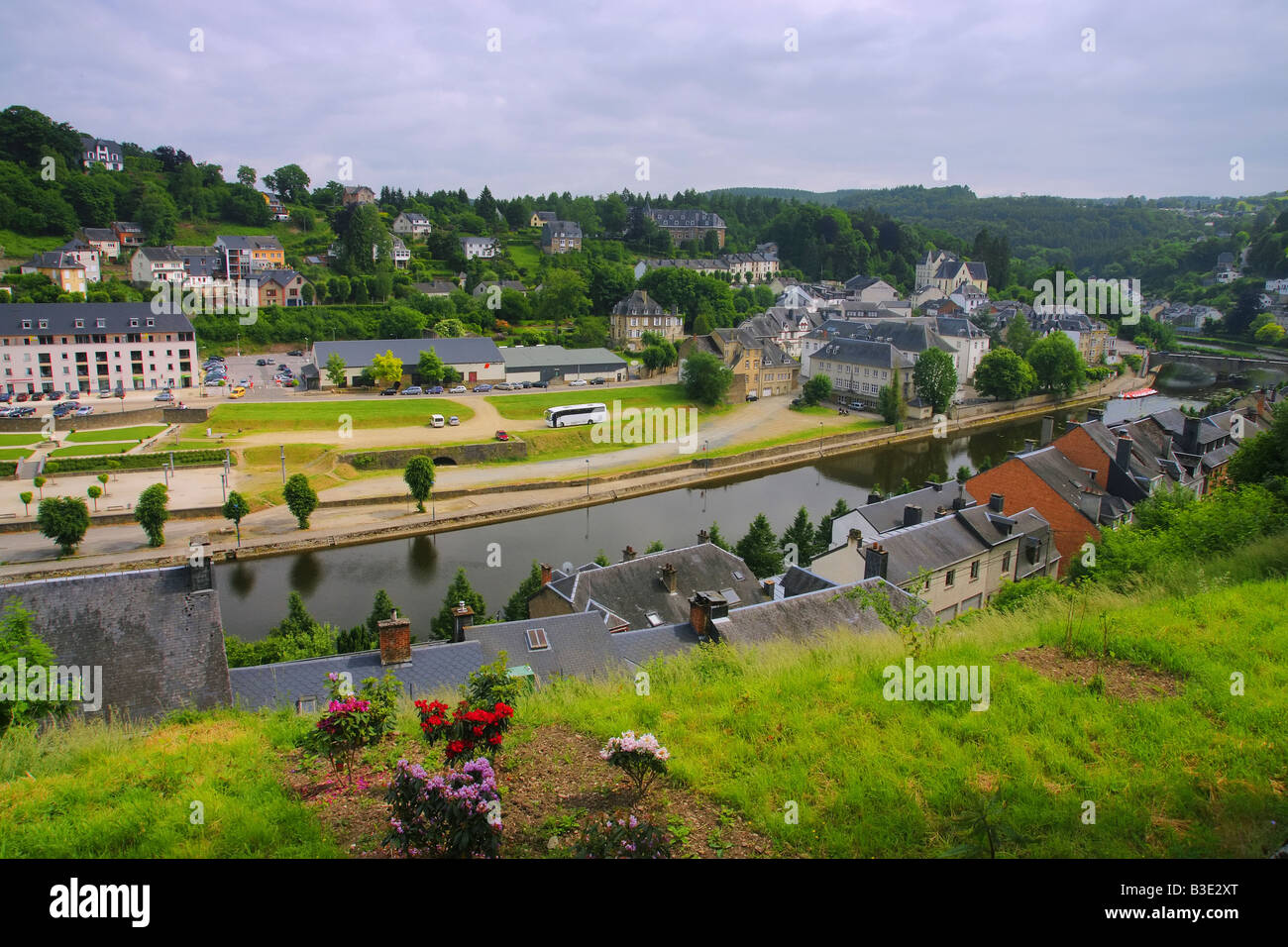 France/Belgique. Une ville située sur la rivière Muese (Maas). Banque D'Images