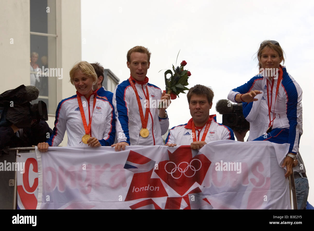 2008 Les médaillés d'or olympique Sarah Ayton, Paul Goodison, et Andrew Simpson avec Saskia Clark Banque D'Images