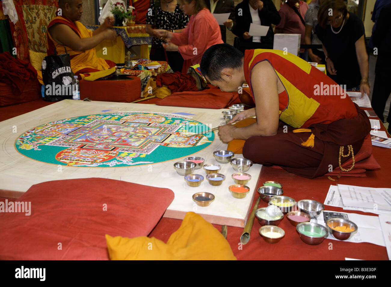Moine tibétain mandala de sable dessin peinture Banque D'Images