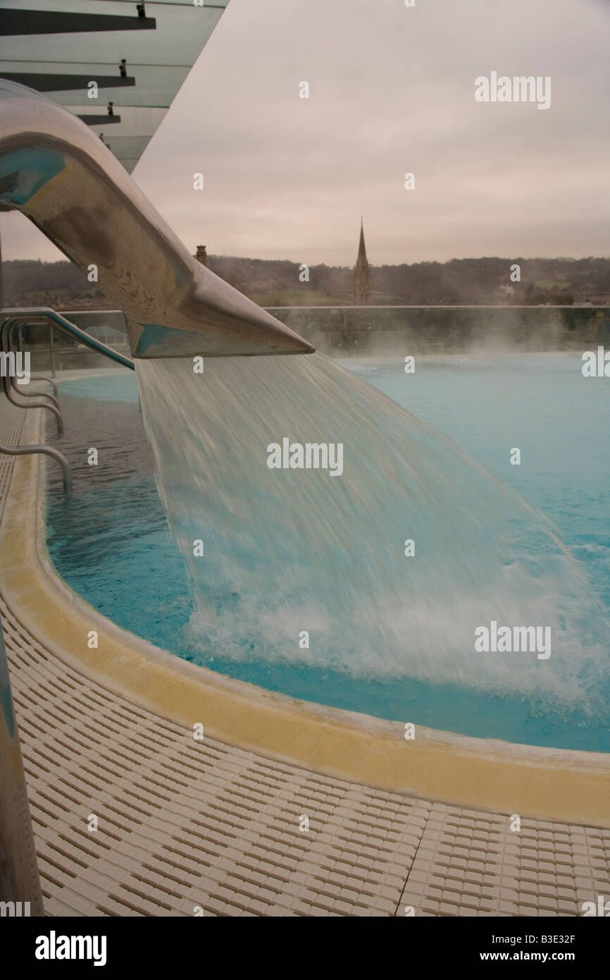 Fontaine d'eau jaillissante du robinet dans une piscine. Banque D'Images