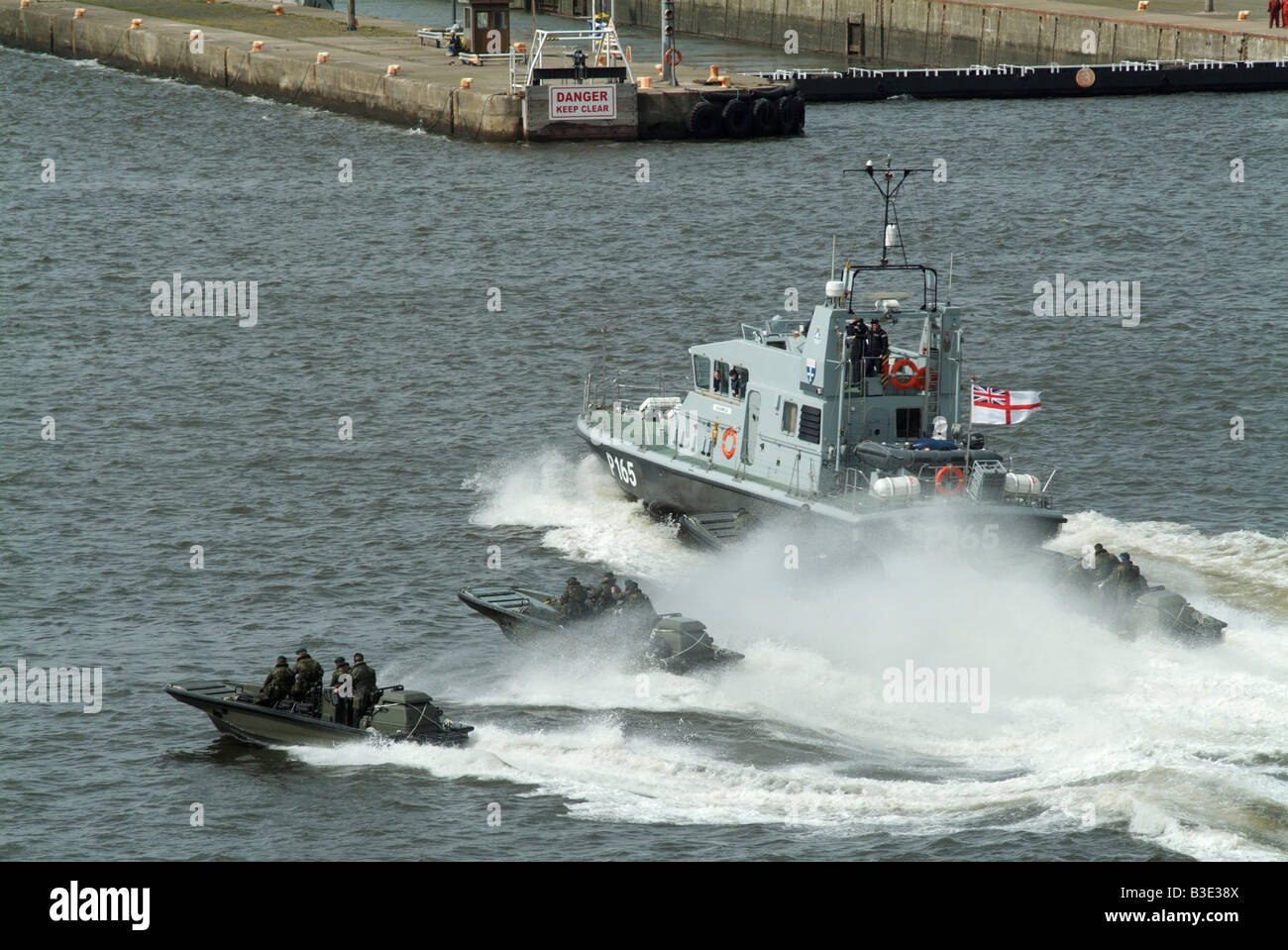 Un affichage de la formation des commandos Marine royale avec la Royal Navy HMS bateau formation rapide (par exemple P165) à Leith Docks Banque D'Images