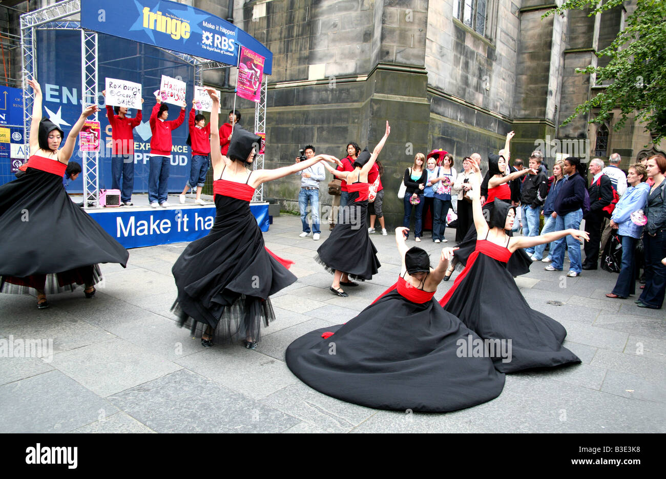 Danseurs dans Fringe Festival preview show à Edinburgh's Royal Mile Banque D'Images
