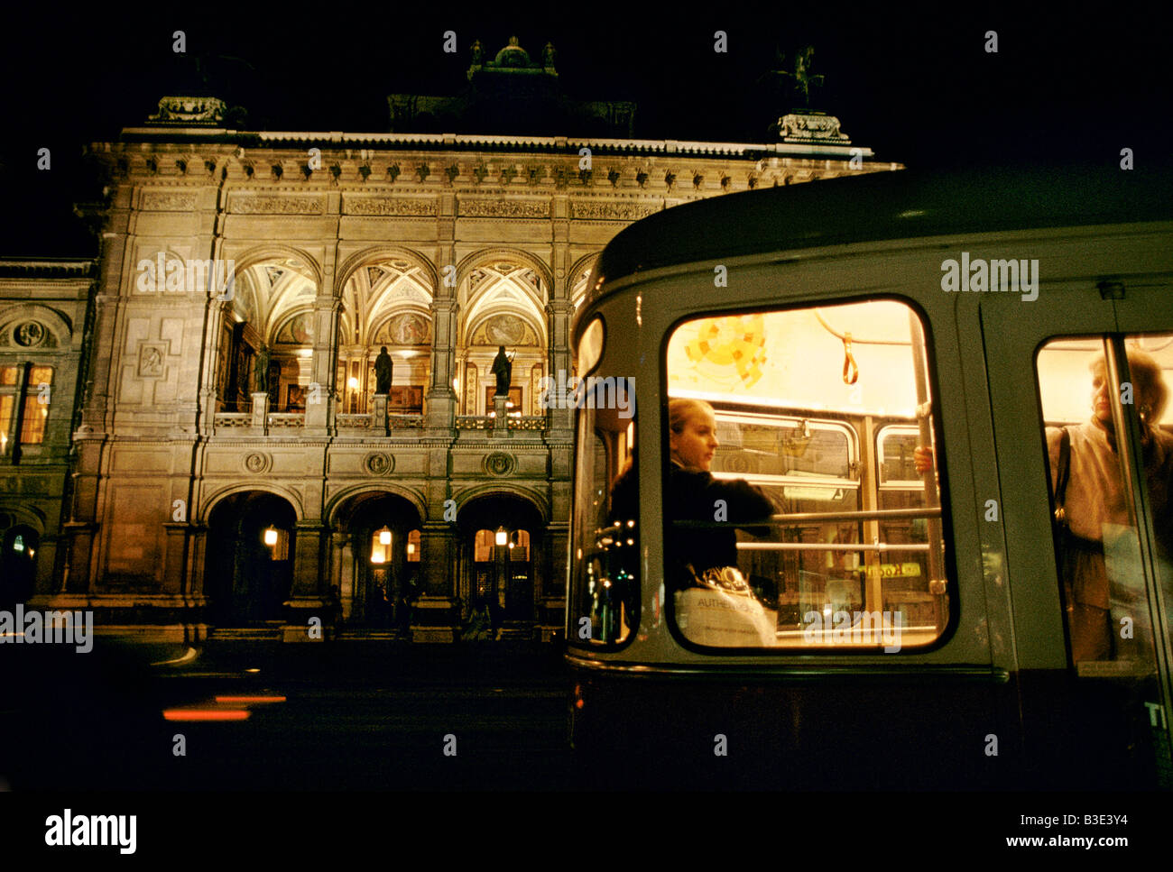 Vienne 1995 UN TRAMWAY AUTOMOBILE PASSE DE L'OPÉRA QUI ATTIRE LES MEILLEURS MUSICIENS AU MONDE Banque D'Images