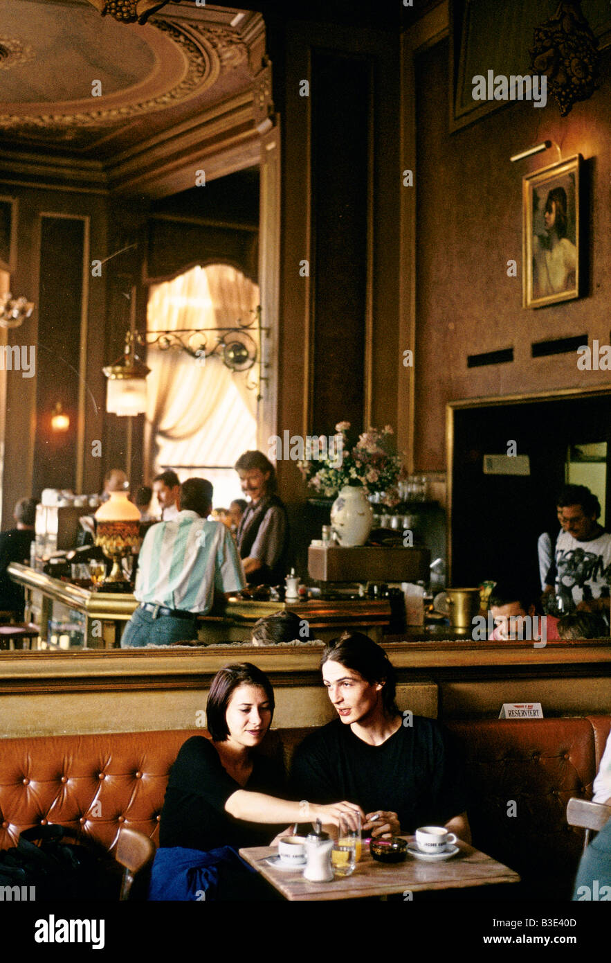 Vienne 1995 UN COUPLE boire un café DANS LE BAR DE L'ÉTABLISSEMENT SAVOY HOTEL VIENNA Banque D'Images