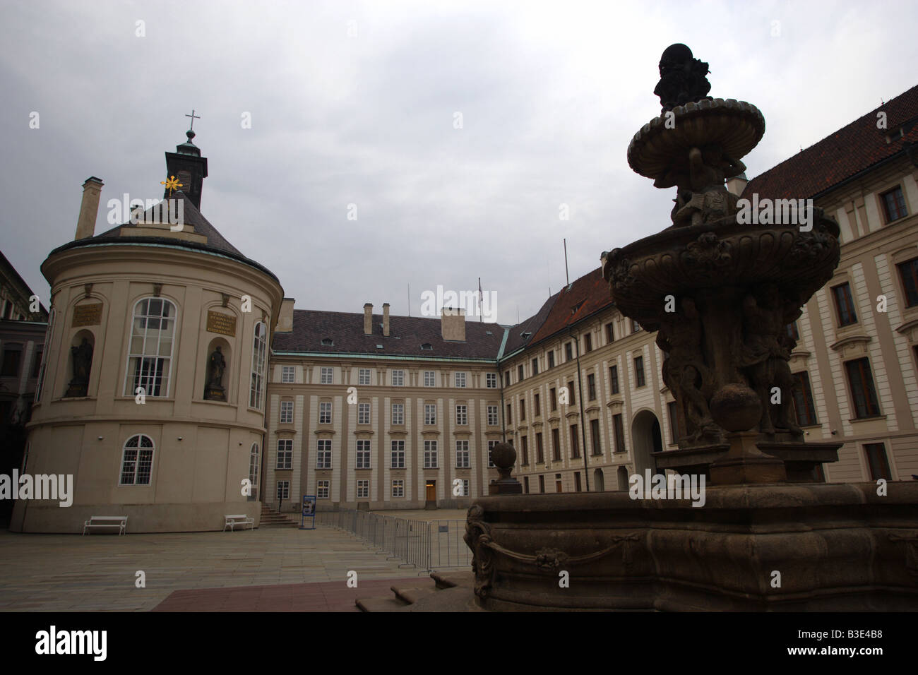 Chapelle Sainte Croix dans la deuxième cour du château de Prague en République Tchèque Prague Le premier château construit au 10e cen Banque D'Images