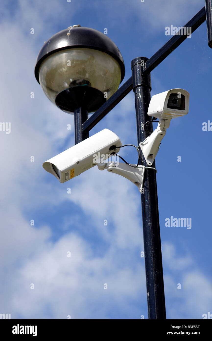 Caméras de surveillance sur un lampadaire Photo Stock - Alamy