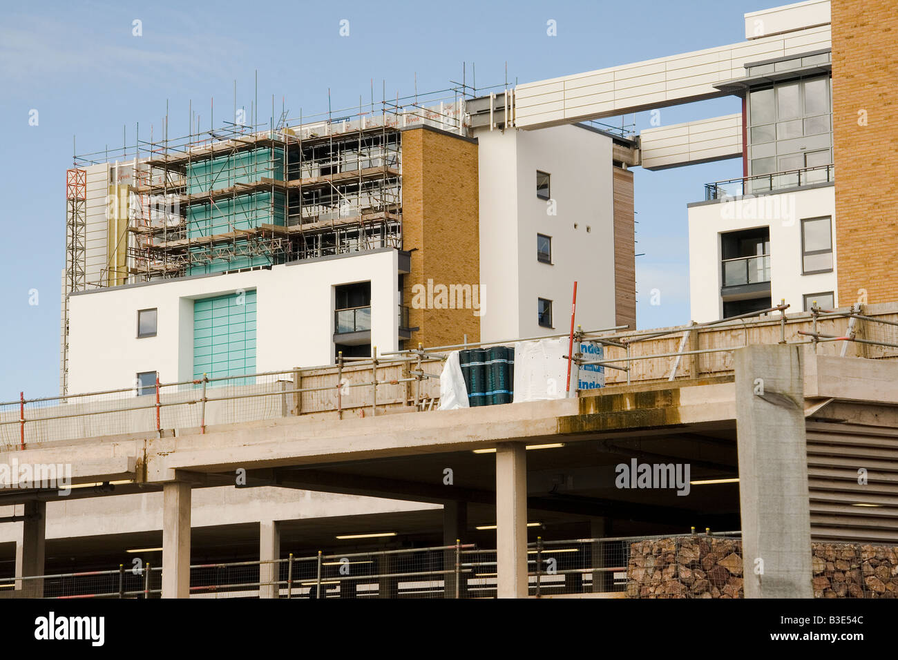 Les travaux de construction suspendue sur le parking d'un complexe d'appartements dans la baie de Cardiff, Royaume-Uni, à la suite de la crise du crédit Banque D'Images