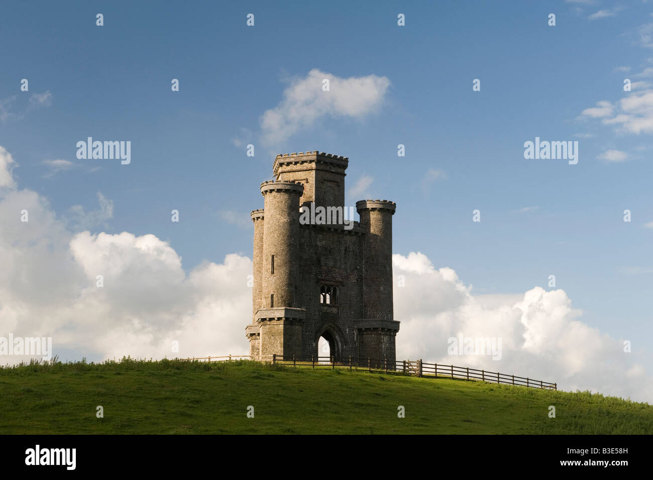 Paxton's Tower, Llanarthney, près de Carmarthen, Pays de Galles, Royaume-Uni. Une folie construite par William Paxton vers 1810 pour commémorer les victoires de Lord Nelson en mer. Banque D'Images