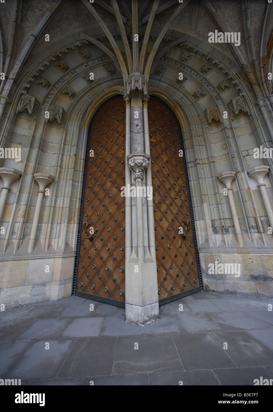 Ornately porte en bois sculpté à la Cathédrale St Vitus Château de Prague en République Tchèque Prague Banque D'Images