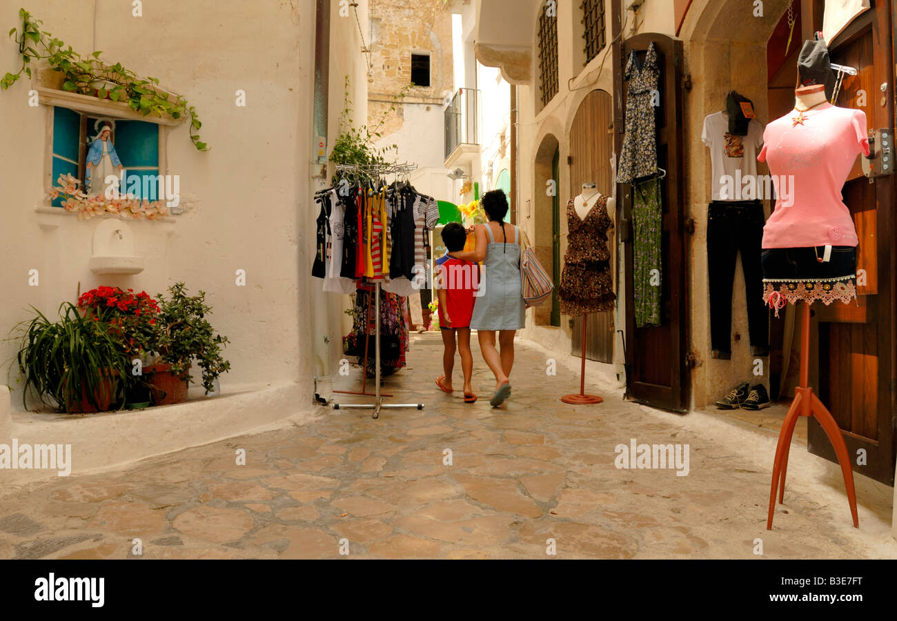 Vue sur la rue de la vieille ville, à Sperlonga Sperlonga, lazio, Italie, Europe. Banque D'Images