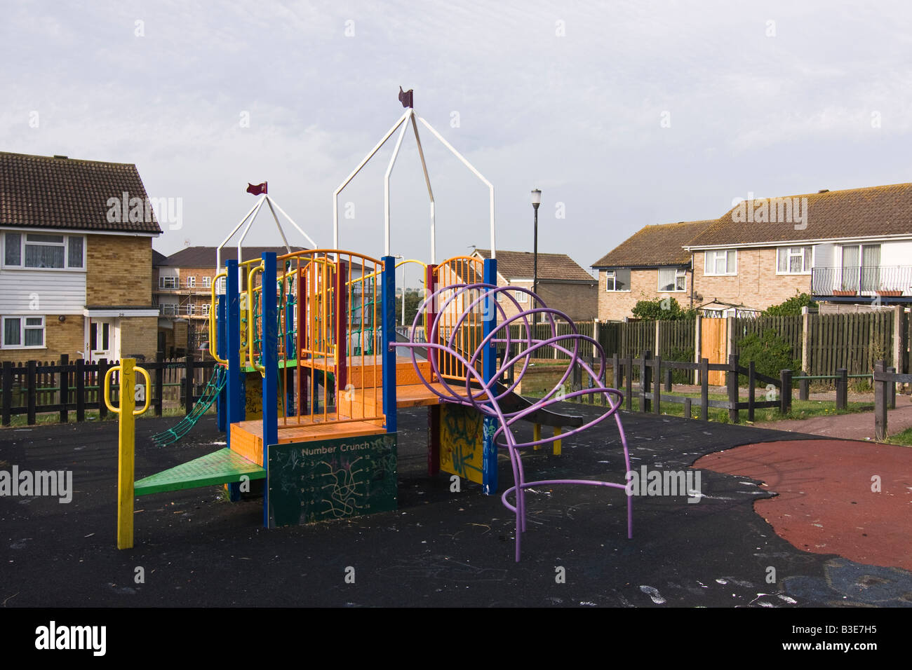 Aire de jeux sur un lotissement urbain, en Angleterre. Banque D'Images