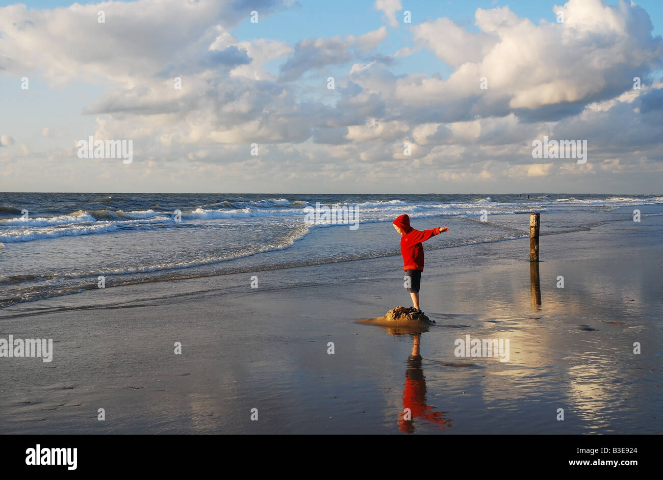 Scenebeach avec scène de plage petit garçon en rouge Banque D'Images