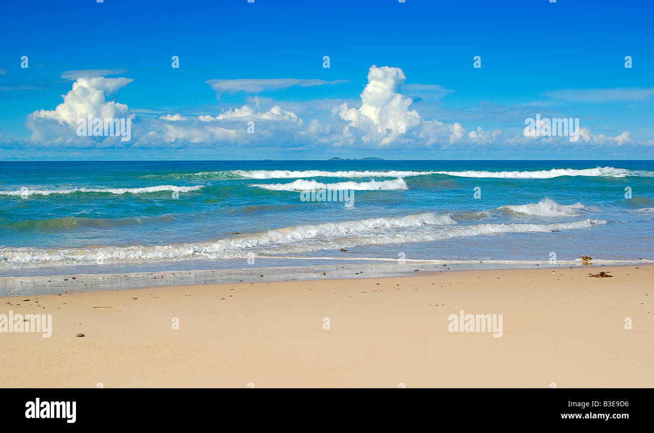 Grande photo d'une belle plage tropicale Banque D'Images