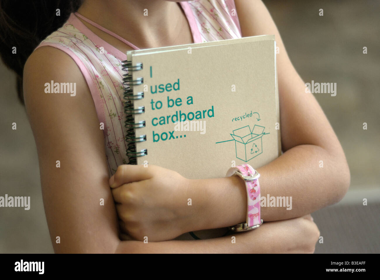 L'école de l'enfant est titulaire d'un ordinateur portable fabriqué à partir de carton recyclé Banque D'Images