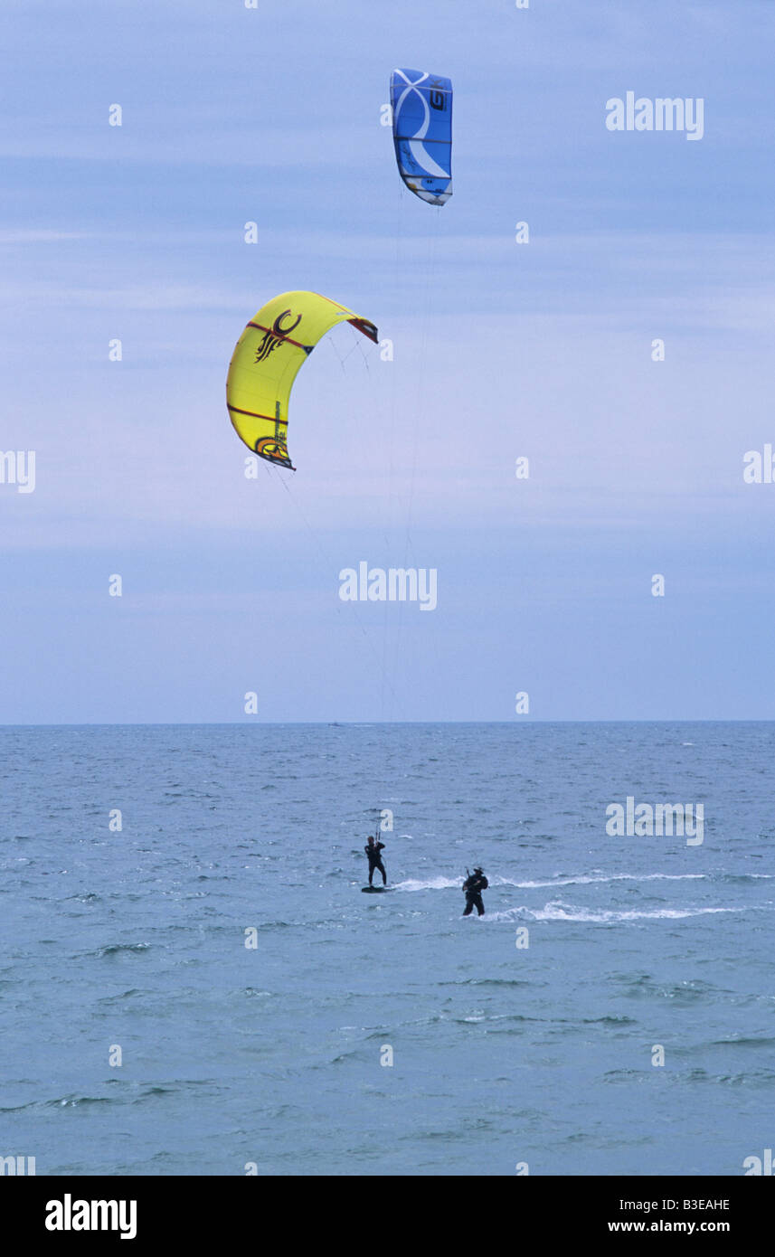 2 deux personnes kite boarding un jour d'été à Falmouth, Cape Cod, USA Banque D'Images