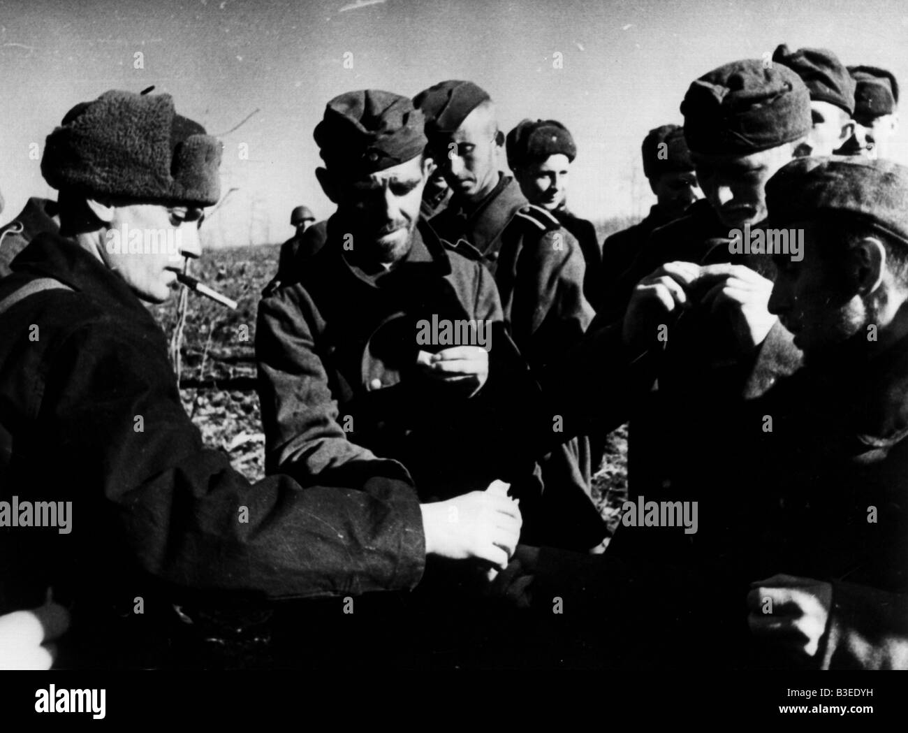 Soldat soviétique, prisonniers de guerre allemands DE LA SECONDE GUERRE MONDIALE/ 1942/ Banque D'Images