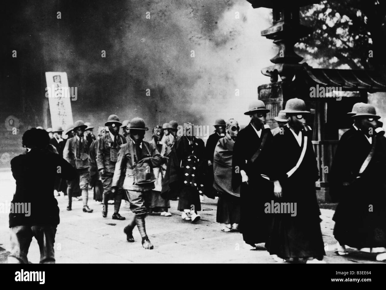 Prêtres bouddhistes avec gasmasks / 1936 Banque D'Images