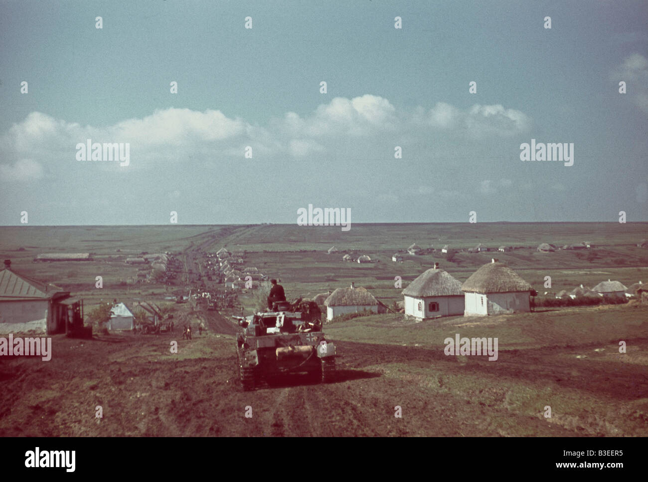 Tank dans un village russe / WWII / 1942 Banque D'Images