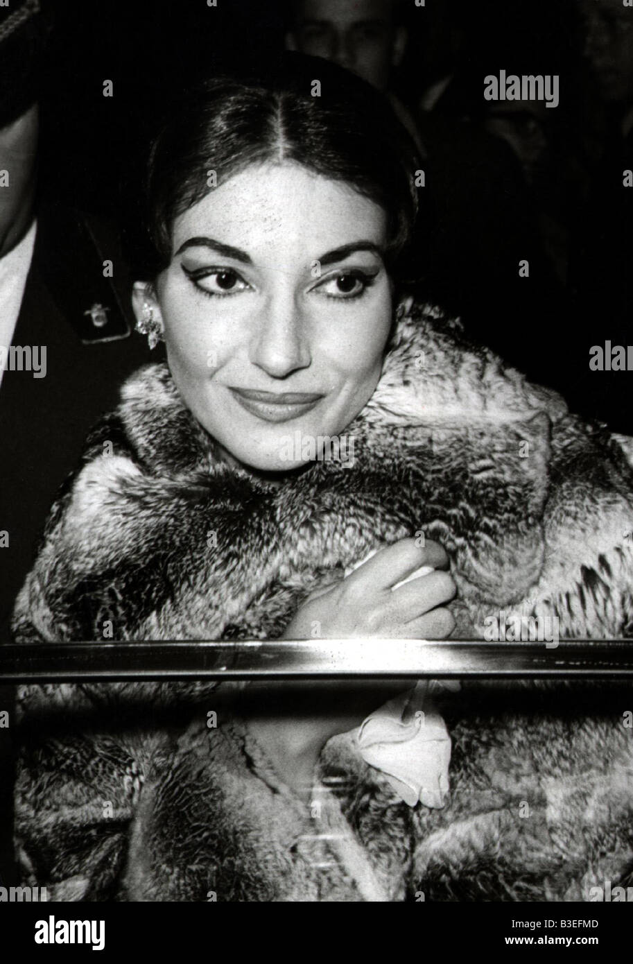 Callas, Maria, 3.12.1923 - 16.9.1977, chanteuse italienne (soprano) d'origine grecque, portrait, debout à la porte de voiture, années 1950, Banque D'Images