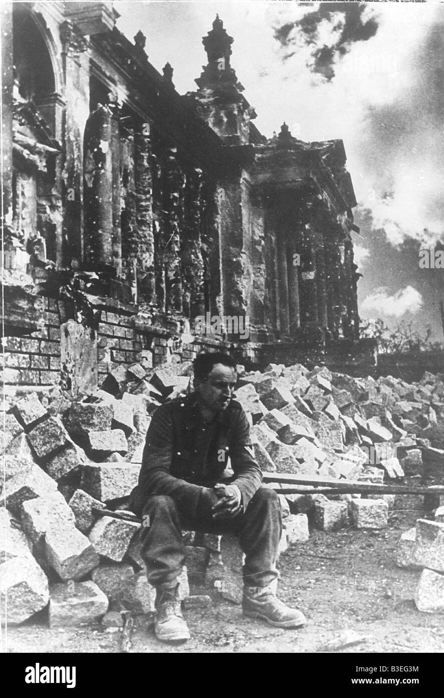 Soldat allemand par le Reichstag / 1945 Banque D'Images