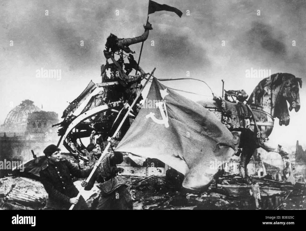 Drapeau rouge sur le dessus de la porte de Brandebourg/1945 Banque D'Images