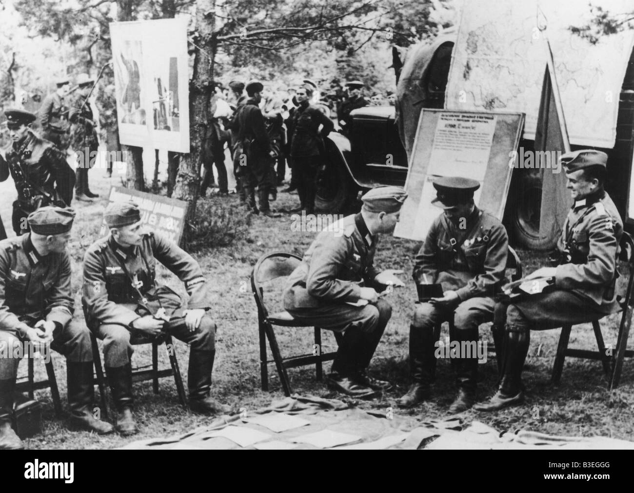 Des soldats allemands et soviétiques en Pologne. Banque D'Images