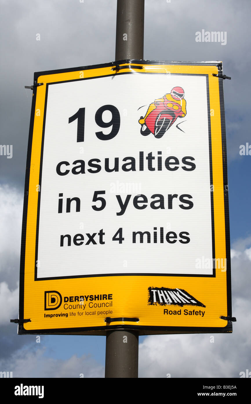 Un signe de sensibilisation à la sécurité routière sur une route des pertes énormes. Banque D'Images Un signe de sensibilisation à la sécurité routière sur une route des pertes énormes. Banque D'Images