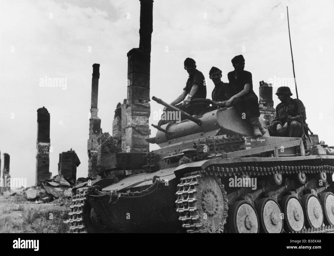 Les soldats allemands en ruines de bâtiments Banque D'Images