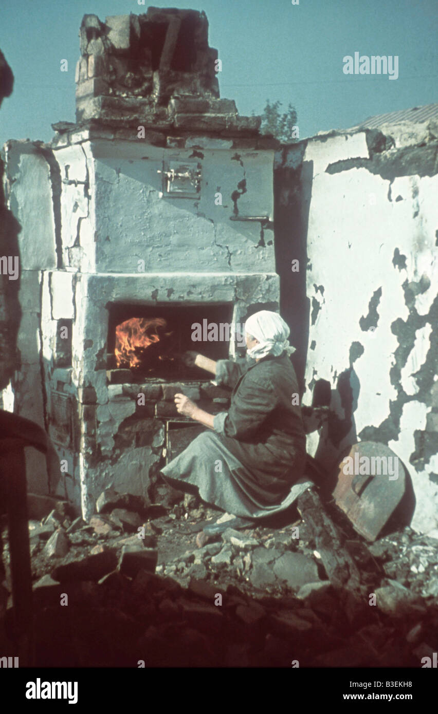 Les résidents dans les ruines de Stalingrad. Banque D'Images